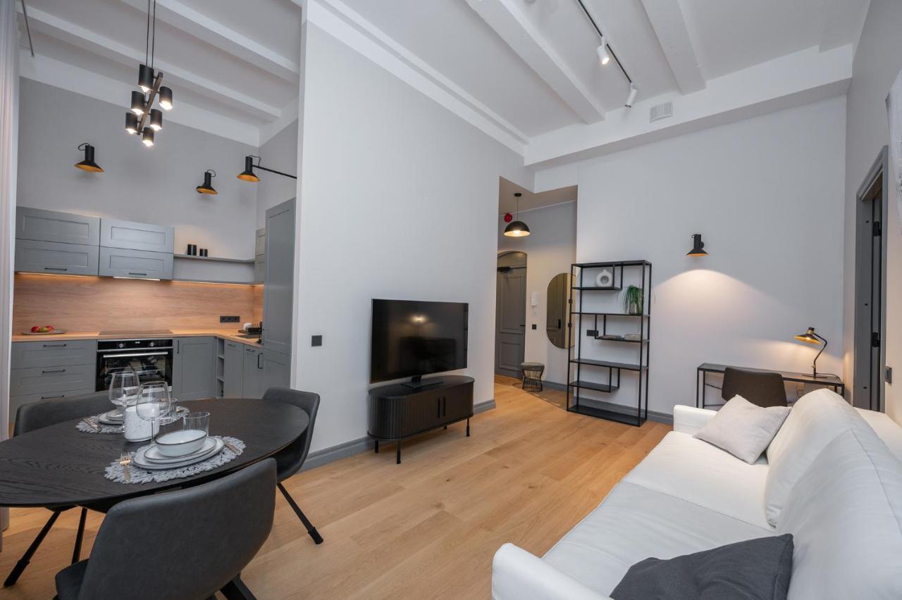 Lutsu Residents - Unique In Old Town, Keyless Apartment *